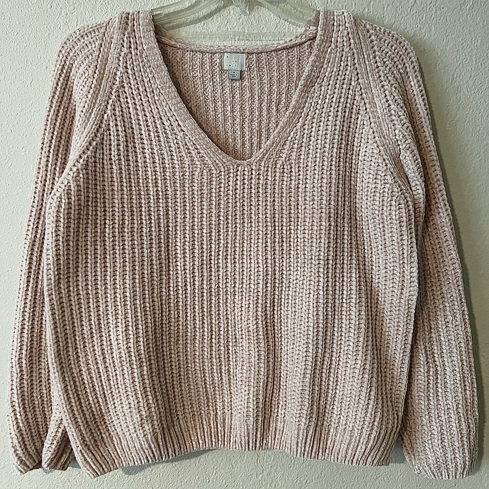 Chunky oversized V-neck sweater. Light blush pink. Size medium.